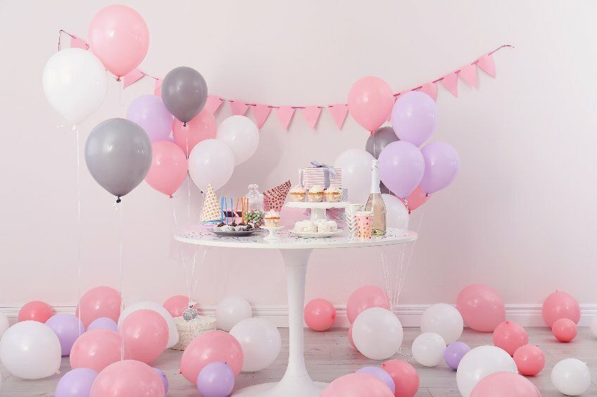 Bild zeigt handelsübliche Ludftballons in weiß rosa und pink