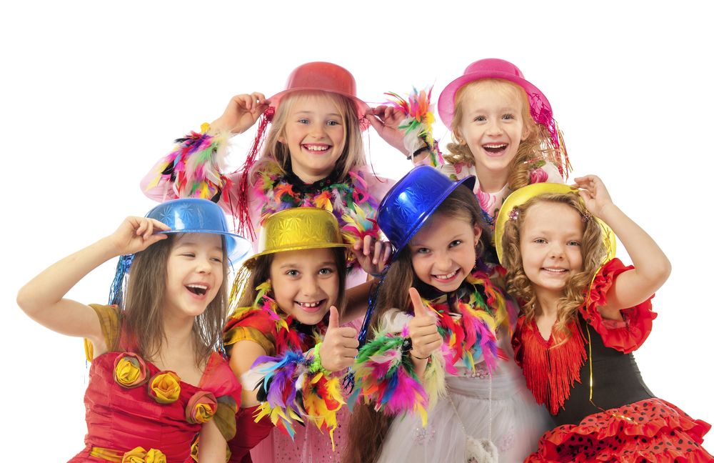 Eine Gruppe von sechs Mädchen sind karnevalsmäßig verkleidet und lachen in die Kamera