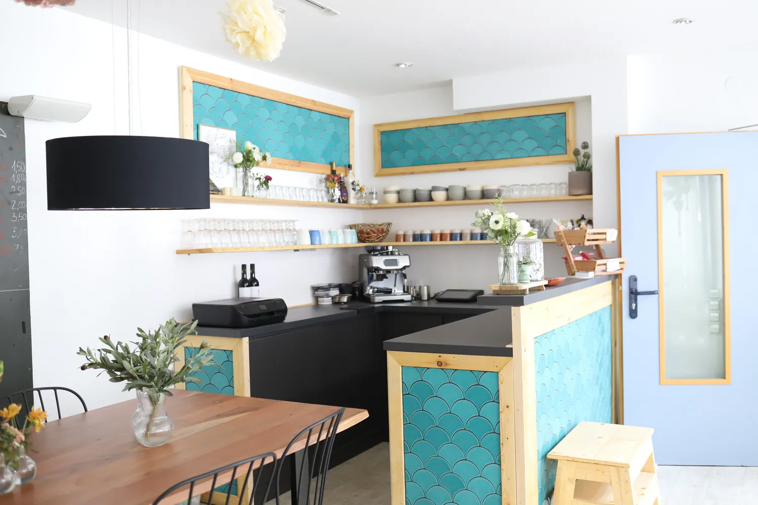 Auf dem Bild wird die kleine Eckbar gezeigt mit Kaffee-Maschine, Tassen und Gläsern