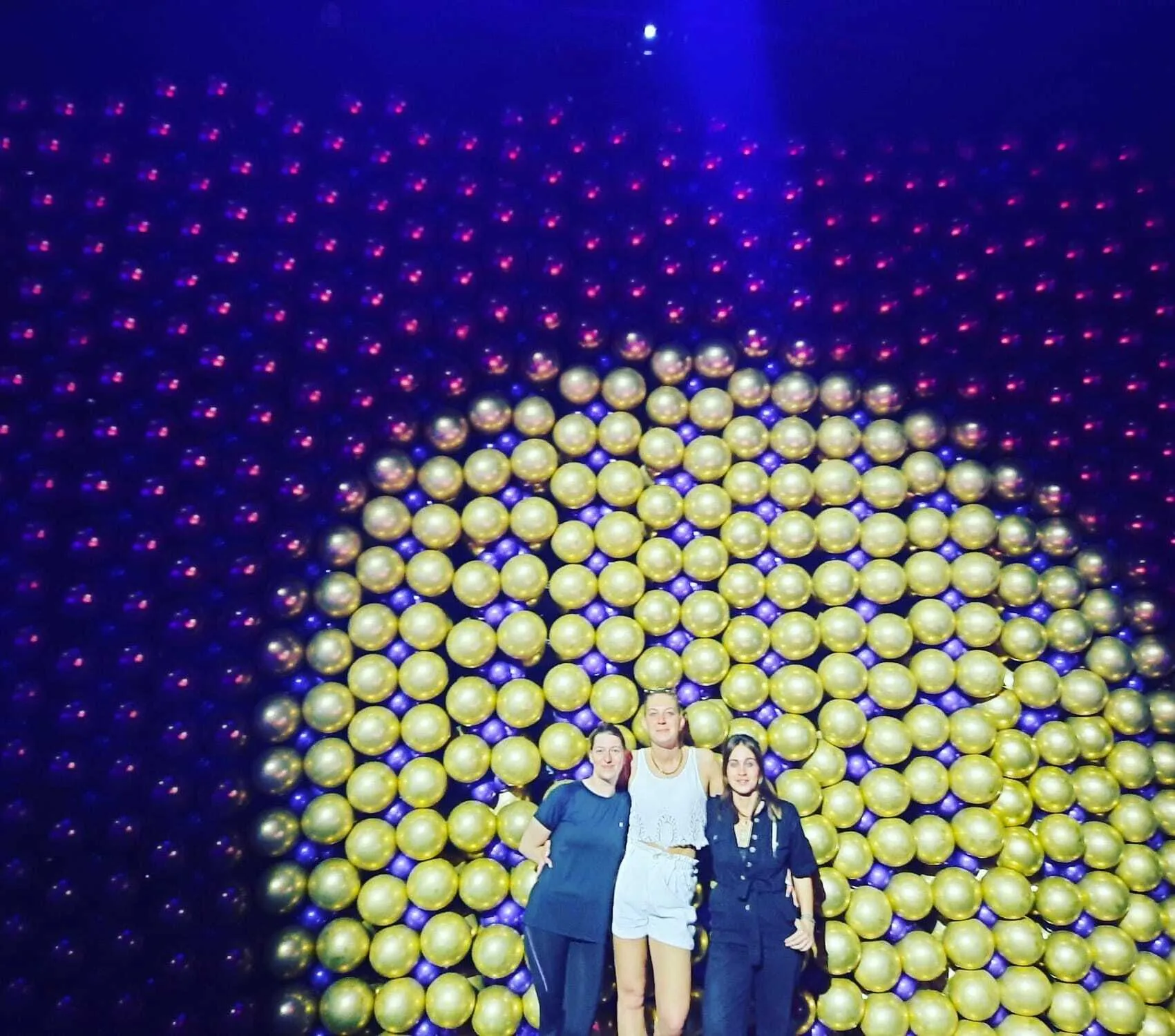 Der Ballongirlanden-Vorhang hängt und wird effektvoll angestrahlt. Die Party kann beginnen. Der Ballongirlanden-Vorhang hängt und wird effektvoll angestrahlt. Die Party kann beginnen.