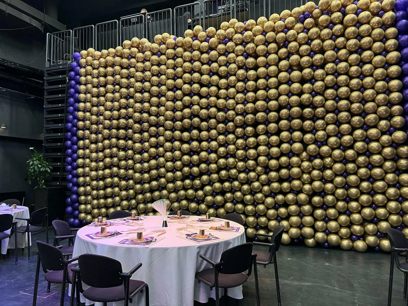 Schließlich erbigt das Ballongirlanden-Arrangement einen Luftballonvorhang Schließlich erbigt das Ballongirlanden-Arrangement einen Luftballonvorhang