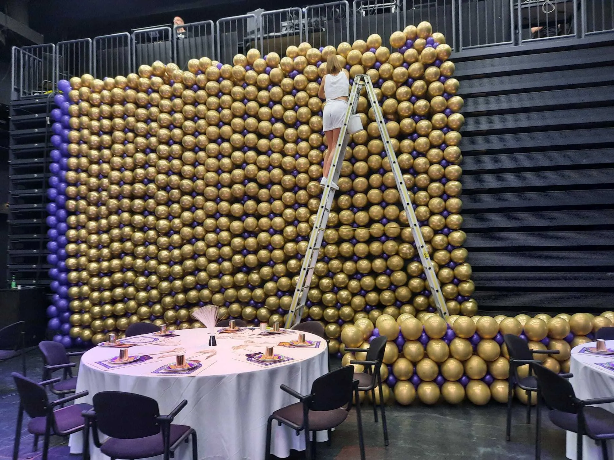 Detail der Aufhängearbeit von den Ballongirlanden. Detail der Aufhängearbeit von den Ballongirlanden.