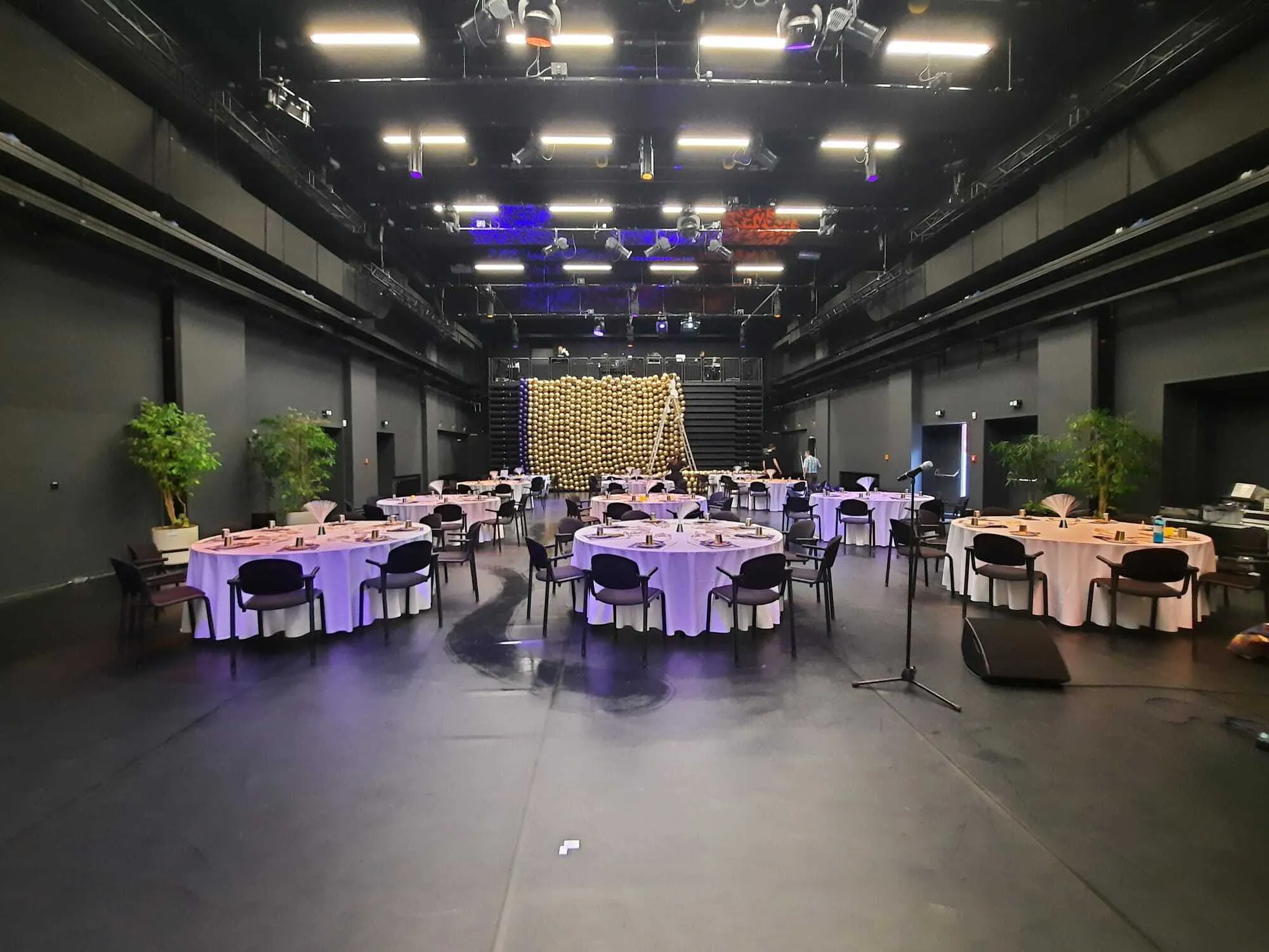 Blick auf den Raum im Mousson-Turm vor dem Start der Geburtstagsfeier. Blick auf den Raum im Mousson-Turm vor dem Start der Geburtstagsfeier.