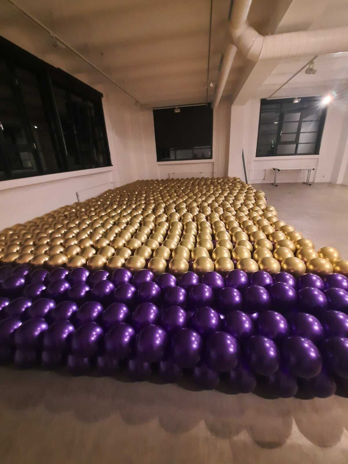 Ballongirlanden liegen fertig zum Anbringen bereit