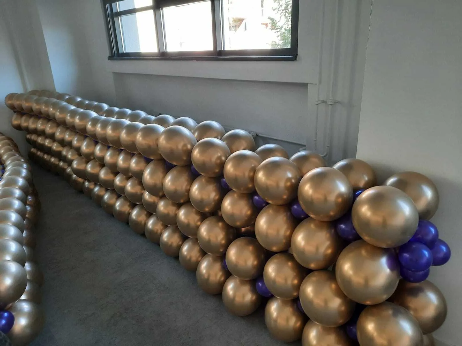 Ballongirlanden werden aufeinandergelegt Ballongirlanden werden aufeinandergelegt