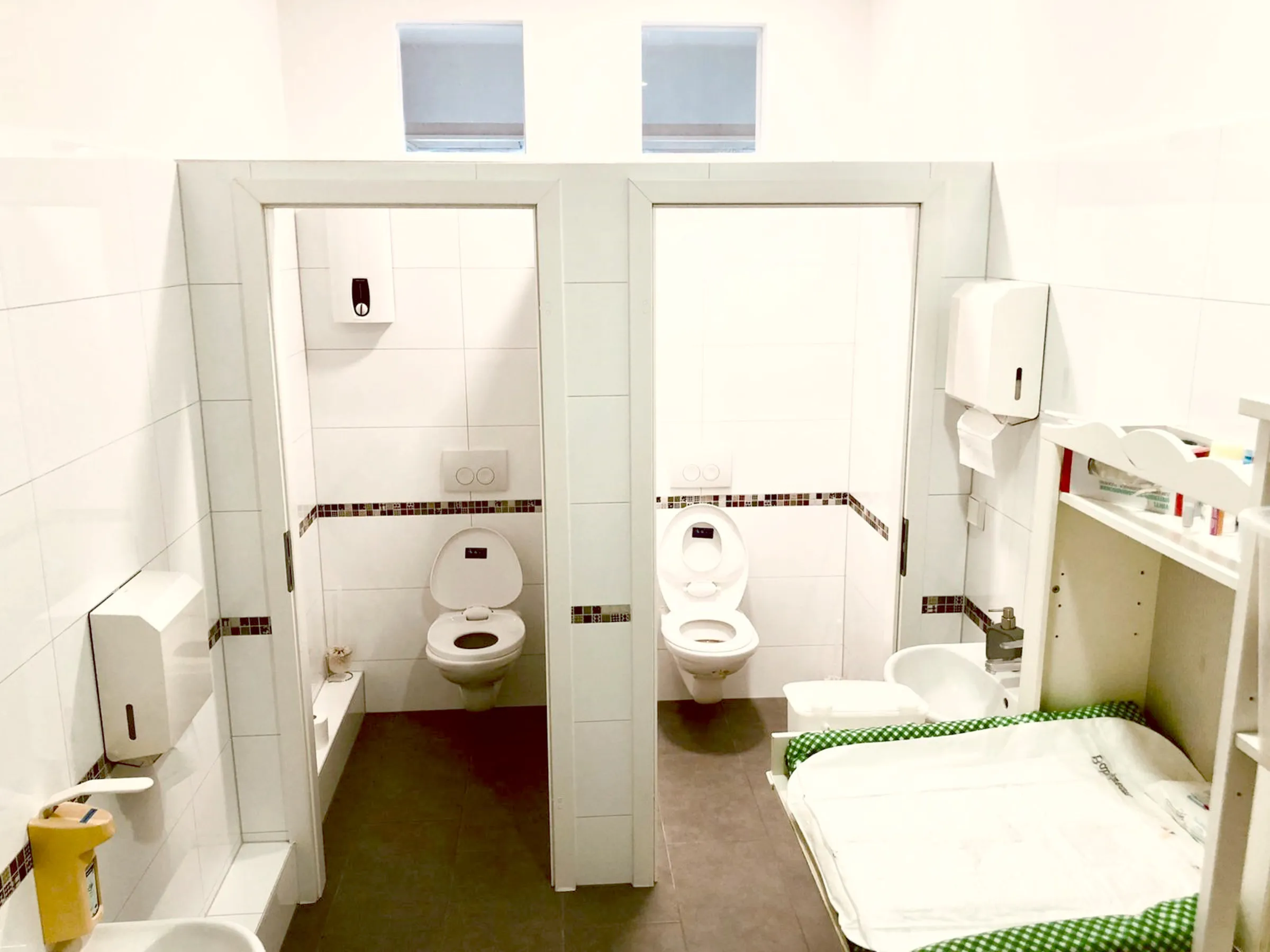 Toilette und Wickeltisch Toilette und Wickeltisch